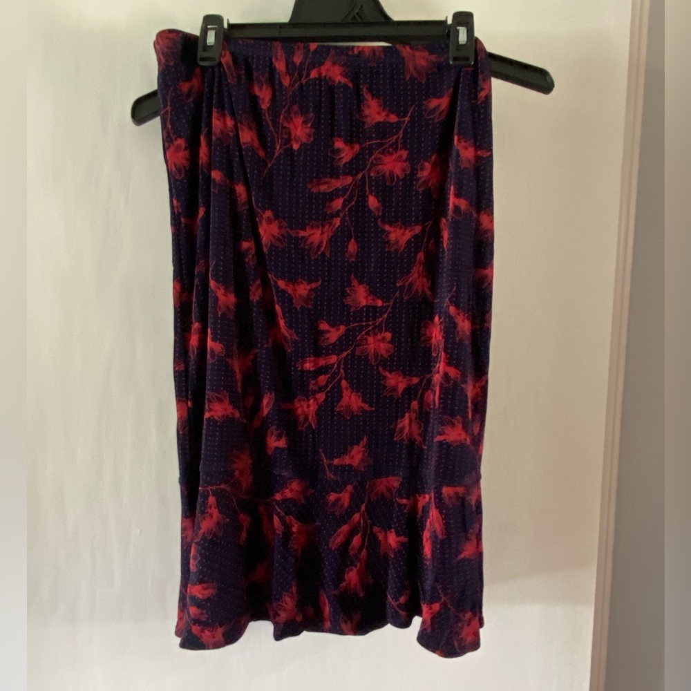 Chic Floral Pencil Skirt in Red and Black